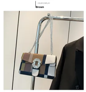 Détail du sac à rabat multicolore avec boucle en strass et bandoulière chaîne