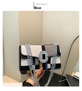 Détail du sac à bandoulière à carreaux bleus avec une boucle en cristal étincelant