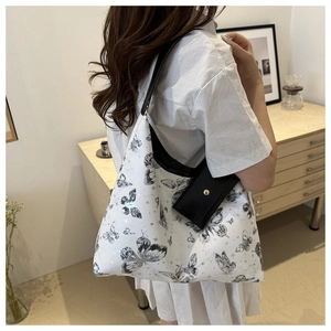 Détail d'un grand cabas à imprimé papillon avec une petite pochette pour le quotidien