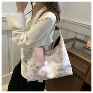 Détails du sac cabas imprimé papillon pour femme avec petite pochette rose et boucles dorées
