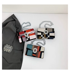 Détails des petits sacs carrés de luxe en blocs de couleurs avec boucles en cristal