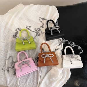 Mini sacs à main aux couleurs acidulées avec nœuds en strass et bandoulières chaîne