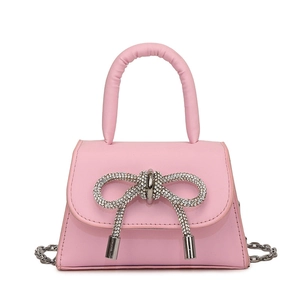 Mini sac à main rose en cuir verni avec nœud en strass et bandoulière en chaîne