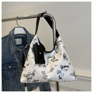 Détail du grand sac hobo blanc avec imprimé papillon et mini pochette amovible