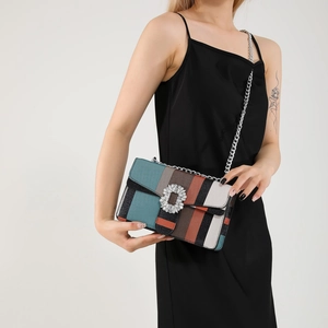 Sac bandoulière à rayures arc-en-ciel avec boucle en cristal et chaîne argentée