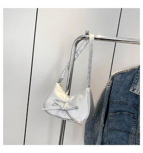 Detail der silbernen Metallic-Hobo-Tasche mit dekorativer Schleife auf der Vorderseite