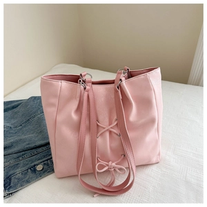 Detailansicht der rosa Kunstleder-Tote Bag mit Schnürung und Schleifendekoration