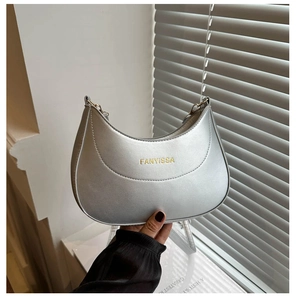 Détail d'un sac à bandoulière argenté en demi-lune avec finition métallique mate