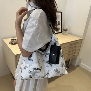 Cabas blanc avec imprimé papillon, bandoulière noire et petite pochette assortie