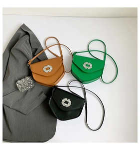 Vue détaillée de sacs besaces marron, vert et noir avec boucles carrées en strass