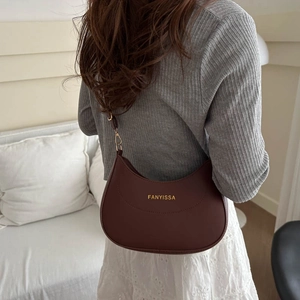 Sac hobo rétro marron foncé en similicuir lisse avec logo doré et design en croissant