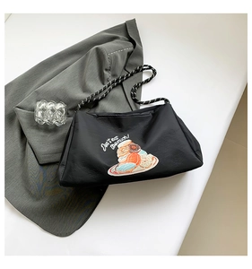 Détail du sac cabas en nylon noir avec imprimé donuts et bandoulière en corde tressée
