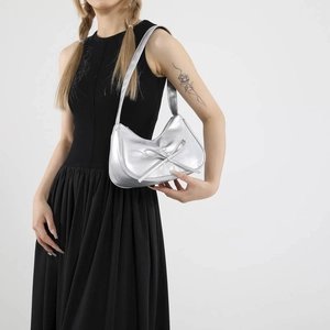 Silberne Metallic-Unterarmtasche mit großer Schleife und elegantem Schultergurt