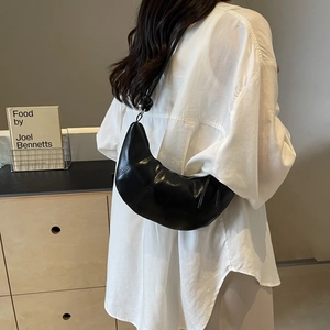 Minimalist black leather dumpling bag for women, chic crescent crossbody shoulder bag