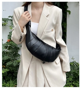 Detailansicht der schwarzen Croissant-Tasche mit segmentierten Nähten und PU-Leder-Textur