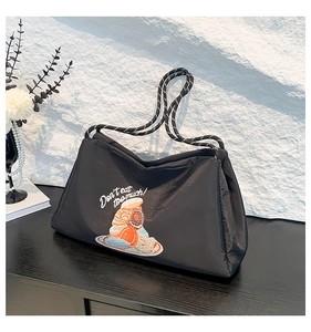 Détail du sac cabas matelassé noir avec broderie donut et anse en corde tressée en studio
