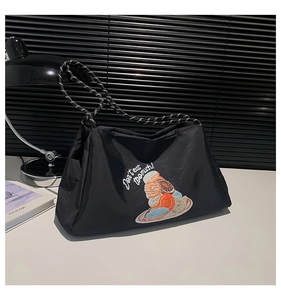 Détail du sac fourre-tout en nylon noir avec broderie donut et anses en corde