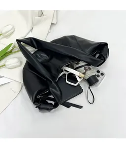 Innenansicht der großen schwarzen Faltenbeuteltasche mit Platz für Schirm und Sonnenbrille