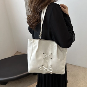 Weiße Shopper-Tasche aus Kunstleder mit modischem Schnürbogen und großem Volumen