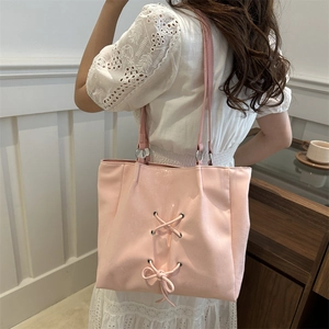 Rosa Shopper aus PU-Leder mit Schleifen-Detail und Bindung getragen von einem Model