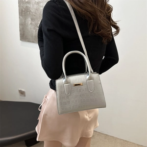 Sac à main argenté texture crocodile avec plaque dorée pour femme style bandoulière chic