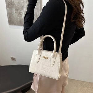 Petit sac carré beige à motif crocodile élégant avec boucle dorée et bandoulière
