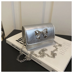 Détails du sac à bandoulière argenté avec nœud papillon 3D et fine bandoulière