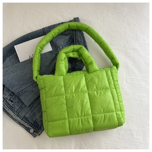 Vue de dessus du cabas matelassé vert vif avec large bandoulière sur veste en jean
