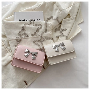 Mini sacs à rabat rose et beige avec nœud argenté et bandoulière chaîne sur une veste