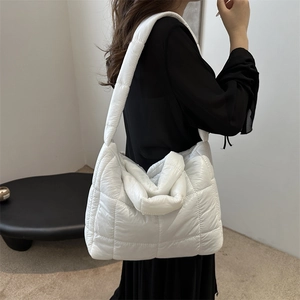Sac fourre-tout matelassé blanc avec large bandoulière dans un style minimaliste