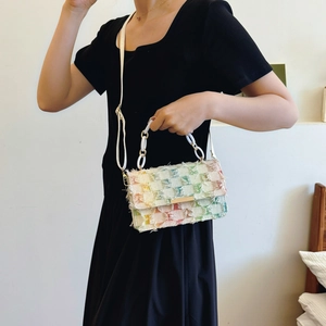 Sac bandoulière en tweed à carreaux arc-en-ciel avec chaîne blanche et détails dorés