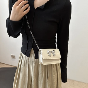 Sac bandoulière beige chic avec boucle nœud argenté et chaîne élégante pour femmes