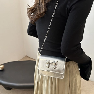 Petit sac bandoulière argenté métallisé avec chaîne et nœud papillon pour femme
