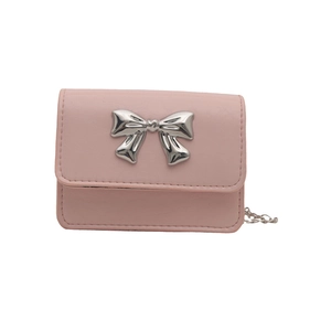 Sac à bandoulière rose minimaliste avec nœud métallique argenté et chaîne fine