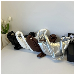 Kollektion von halbmondförmigen Taschen in Schwarz, Weiß, Braun und Silbermetallic