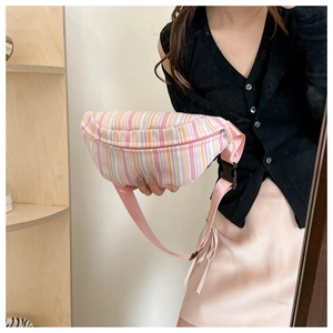Détail du sac de poitrine en nylon rayé coloré avec sangle rose et boucle