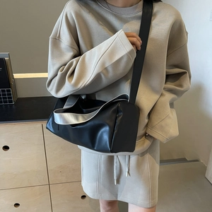Minimalist large capacity black crossbody bag with silver handle for summer 2024 sports style