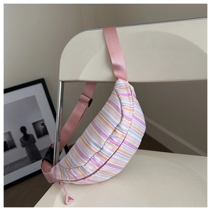 Détail du sac de poitrine en nylon à rayures multicolores avec bandoulière rose et zip