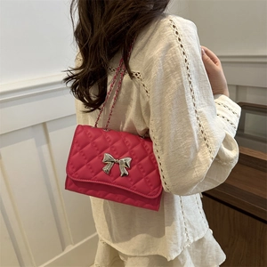 Petit sac bandoulière matelassé rose fuchsia avec nœud argenté et chaîne métallique