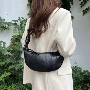 Minimalistische schwarze Croissant-Tasche mit Faltendesign und Knotendetail