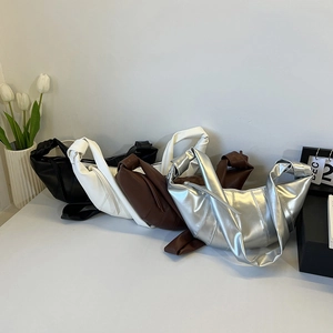 Minimalistische große Halbmond-Schultertaschen in Schwarz, Beige, Braun und Silber
