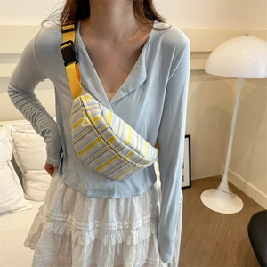 Sac bandoulière en nylon rayé avec sangle jaune réglable et tissu plissé aux couleurs vives