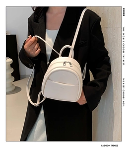 Détail d'un mini sac à dos blanc crème avec logo elmal et texture en similicuir lisse