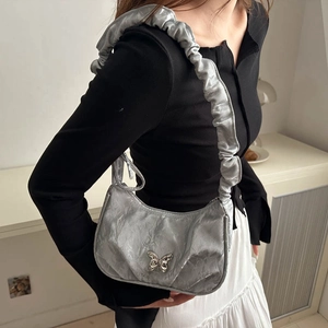 Silberne plissierte Schultertasche mit modischem Schmetterlingsdekor für Damen