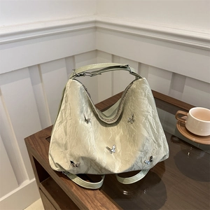Sac à Épaule en Cuir PU Froissé Grande Capacité pour Femmes Avec Décor Papillon Pendentif Nuage Sac Cabas Hobo Mode