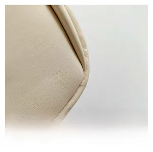 Détail de la texture cuir litchi et des coutures lisses sur ce sac crème