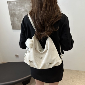 Grand sac à bandoulière blanc avec charms papillons argentés et pendentif ours peluche