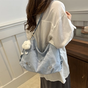 Grand sac hobo bleu clair avec clous papillon argentés et pendentif nuage blanc