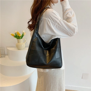 Minimalist black large capacity hobo tote bag with quilted pattern for women's daily commute