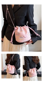 Secchiello intrecciato rosa con chiusura a coulisse e strisce colorate sulla superficie